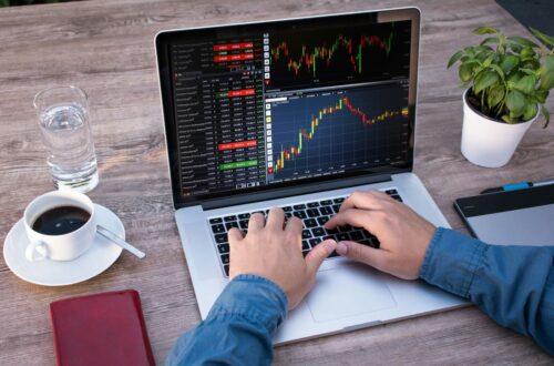 Spread Behavior Patterns Across Forex Sessions 3 Line and candlestick forex charts with trading course annotations on screen